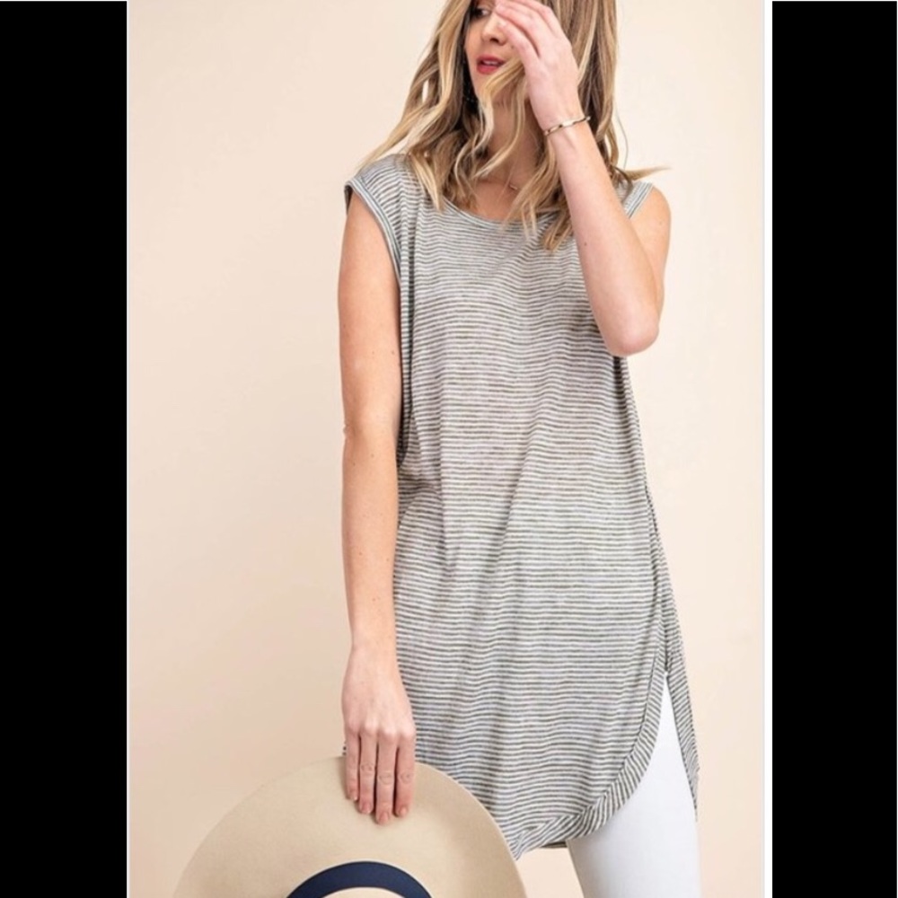 NEW in stock  kori Round hemline tee